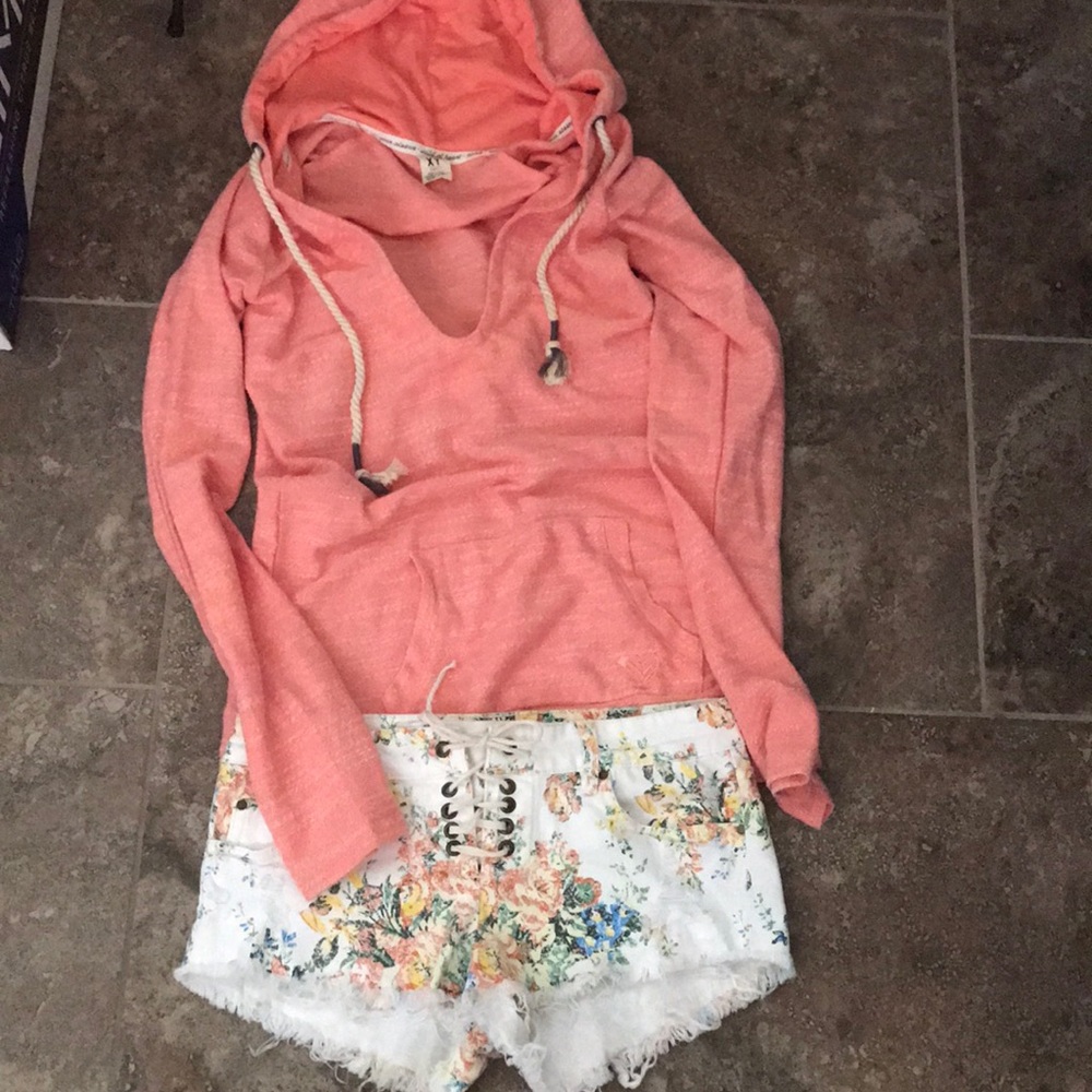 Peach coral roxy pull over floral billabong shorts